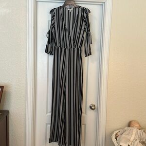 Speechless cold shoulder jumpsuit size small